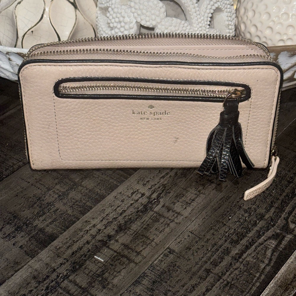 Kate Spade Chester Street Neda/warm beige and black pebbled leather. - Picture 2 of 10